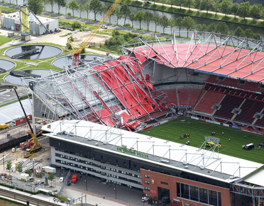 Nīderlandē sabrūk daļa futbola stadiona; zem gruvešiem cilvēki