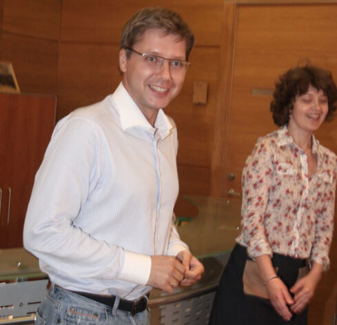 Slaids un smaidīgs – tāds Nils Ušakovs sagaidīja žurnālistus savā pirmajā preses konferencē. Siksna nu viņam jāliek par pāris robiņiem ciešāk.