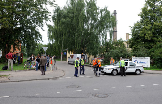 Policija norobežojusi Aptiekas ielu, pa kuru var nokļūt Kundziņsalā, kur 23. jūlija naktī ostas teritorijā notika ķīmiskā avārija.