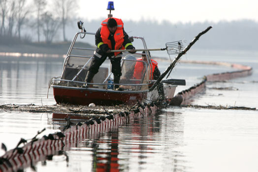 Bonu aizsprosts, kam jāaiztur degvielas plēvi no Baltkrievijas, Daugavas ūdenskrātuvē pie Pļaviņu hidroelektrostacijas 2007/ gada 30. martā.