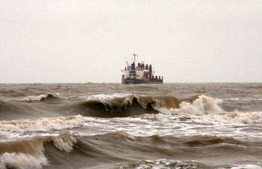 15.01.2007. Ventspils tuvumā vētras laikā uz sēkļa uzskrējušais sauskravas kuģis "Golden Sky".