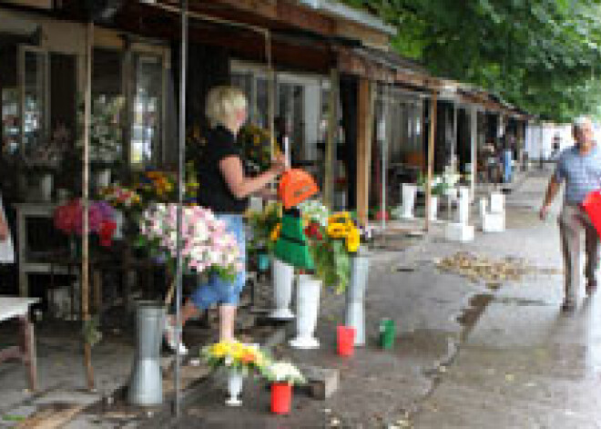 Sāk nojaukt slavenā Saktas puķu tirdziņa kioskus