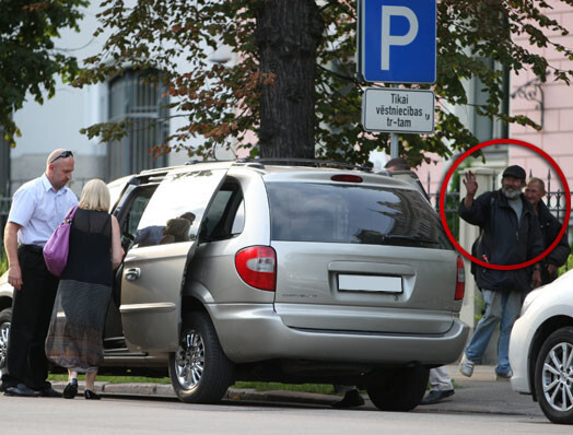 Redzēdami mašīnā iekāpjam Valdi Zatleru, bijušo prezidentu sveicina garāmgājēji.