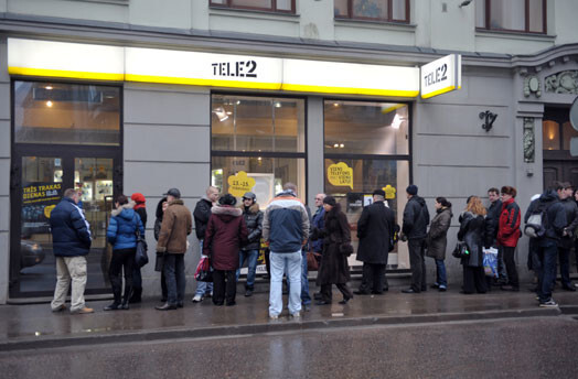 Cilvēkiem nācās gaidīt vairāk nekā četras stundas līdz sakari vismaz daļēji tika atjaunoti.