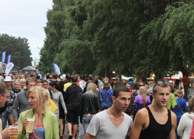 Tāpat kā pirmajā, arī festivāla otrajā dienā no ieejām straumēm vien plūda apmeklētāju pūļi. Kopumā to skaits sasniedza vairāk nekā 20 tūkstošus.