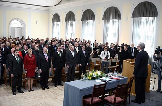 Ik pa laikam Latvijā izraisās diskusijas mainīt valsts himnu. Lielu sabiedrības atsaucību tās līdz šim nav guvušas.