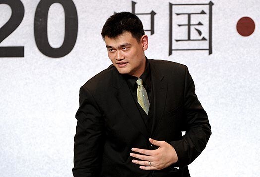 Знаменитый китайский баскетболист Яо Минь решил завершить карьеру из-за своих многочисленных травм