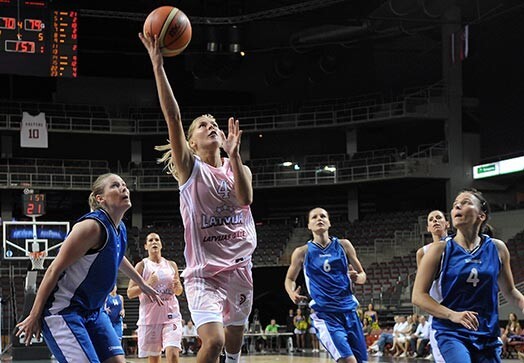 Elīna Babkina (Nr. 4, rozā tērpā) un Slovākijas sieviešu basketbola izlases spēlētāja Darina Misurova (Nr. 4, zilā tērpā) Latvijas sieviešu basketbola izlases pārbaudes spēlē šovasar pirms Eiropas čempionāta.