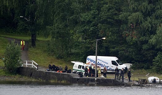 Nometnē bija 14 līdz 19 gadus veci jaunieši. Uzbrucējs šāvis uz visiem, kas bijuši viņam tuvumā - vispirms uz tiem, kas bija uz sauszemes, bet pēc tam uz tiem, kas atradās ezera ūdenī.