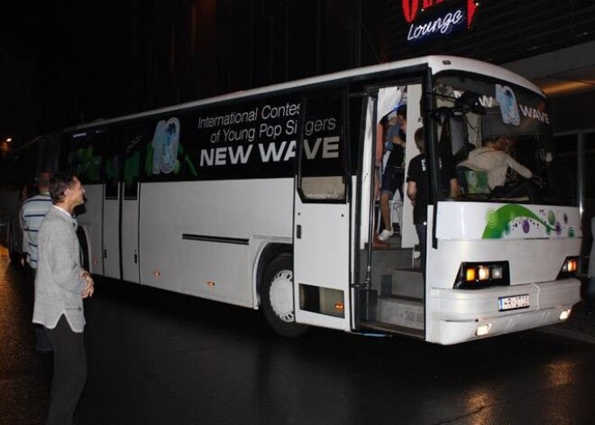 Konkursanti uz ballīti Rīgas kazino tika atvizināti ar autobusu. Jaunieši gan žēlojās, ka logi pilnībā aizlīmēti ar konkursa simboliku, viņi jutušies kā kastē, un Rīgu itin nemaz nav redzējuši.