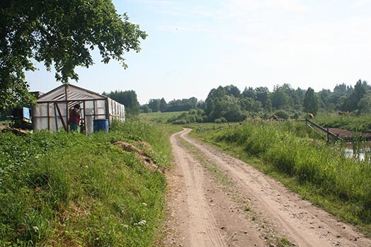 Anita Goldberga saimnieko netālu no Bērziņa Līgatnes īpašumu un par kaimiņu saka tikai labus vārdus — ir strādīgs un ļauj viņas bērniem peldēties savā dīķī.