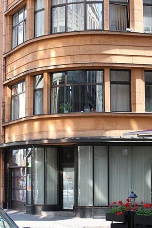 Vaļņu ielā 11, pašā Rīgas sirdī, Bērziņam pieder smalks dzīvoklis. To viņš atpirka no savas bijušās darbavietas SEB bankas.