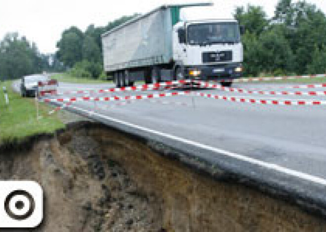 Izskalojumu dēļ Liepājas šosejas 98.kilometrā slēgta satiksme