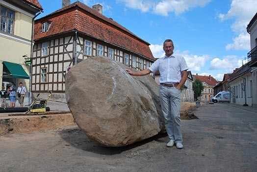 Rekonstruējot Kuldīgas vecpilsētas ielas, zem to bruģa atrasts milzīgs akmens. Tas izcelts ārā un Kuldīgas slimnīcas ārsts Ivars Eglītis (attēlā līdzās akmenim) uzskata, ka tas šosestdien dos enerģiju Kuldīgas pusmaratona skrējējiem.