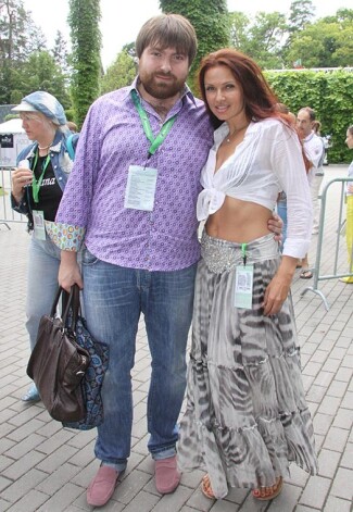 Прославившаяся ролью сексапильной медсестры в «Маски-шоу», а ныне изображающая «рублевскую жену» Крис в скетч-шоу «Одна за всех» Эвелина Бледанс счастлива в объятьях нового мужчины Александра Семина