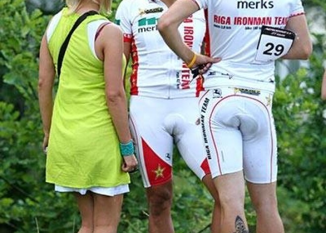 Pirms mēneša Liene Šomase atbalstīja savu draugu, Mežaparka atpūtas kompleksa Ziemas parks direktoru Tāli Bangu (no labās) velosacensībās Garkalnē.