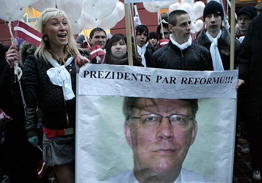 Ļoti simbolisks foto, tapis 2008. gada decembrī pie Saeimas, kad notika pikets pret PVN paaugstināšanu grāmatām. Tad vēl Zatlers bija prezidents, un par viņa reformu partiju neviens nenojauta.