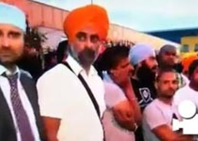 Futbola fani un sikhi ar zobeniem aizstāv savu Londonu. VIDEO