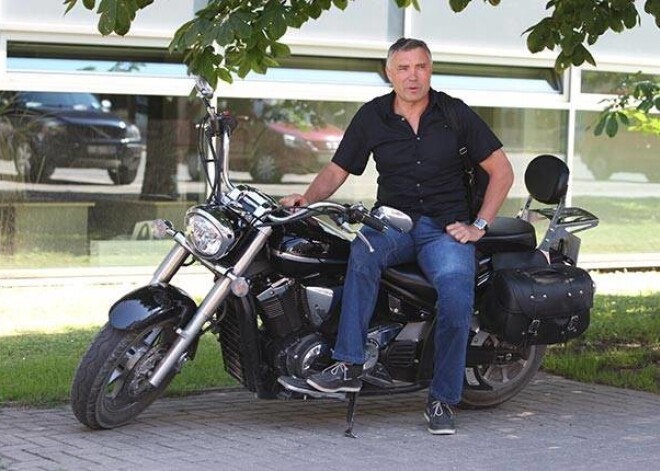 Pamanāms un ne pārāk ātrs. Tāds šovasar ir aktiera Jura Žagara pārvietošanās līdzeklis — „Yamaha” motocikls. Un to var gandrīz vai piesliet pie Dailes teātra sienas!