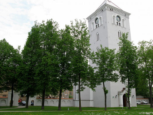 Nesen atjaunotais Jelgavas Svētās Trīsvienības baznīcas torņa skatu laukums kļuvis ne tikai par tūristu, bet arī kāzinieku iecienītu objektu.