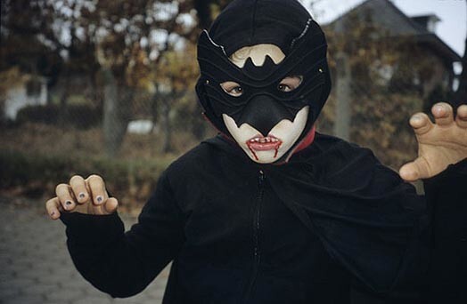 Vampīrs vairākas reizes iekodis sievietei kaklā, kā arī šņācis un rūcis