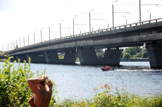 Šajā „pludmalē” pagaidām peldēties nav ieteicams, jo Daugavas ūdenī konstatēts piesārņojums