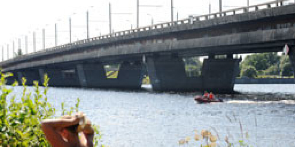 Daugavā pie Salu tilta un Ķengaragā atklāts piesārņojums