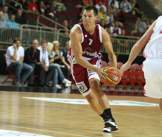 Ar Jāņa Blūma aktivitāti laukumā vien nepietika, lai uzvarētu spēcīgo Lietuvas basketbola izlasi.