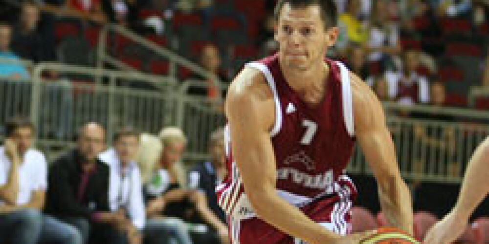 Latvijas vīriešu basketbola izlase pārbaudes spēlē piekāpjas Lietuvas valstsvienībai