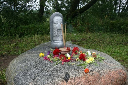 Pedvāles Brīvdabas muzejā atklāta amerikāņu mākslinieka Tomasa Matsuda veidotā figūra, kas veltīta vienam no budisma svētajiem – Džizo.