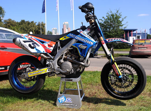 SuperMoto sacensību motocikls, ar kuru rallijā „Kurzeme 2011” brauks latviešu motosportists Dzintars Baltais.