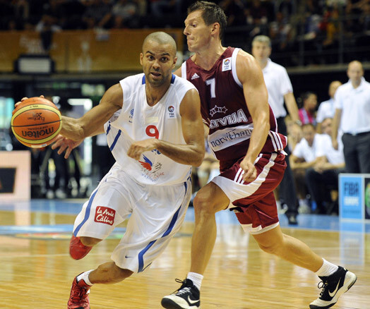 NBA zvaigzne Tonijs Pārkers nežēloja slavinošus vārdus par Jāni Blūmu.