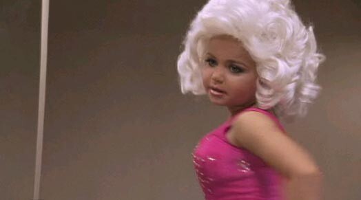 Малышка выступает с силиконовой грудью