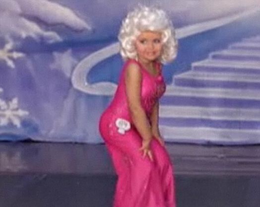 Девочка изображала взрослую женщину с пышными формами