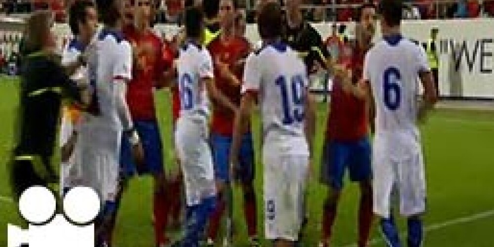Spānijas un Čīles futbolisti pārbaudes spēlē sakaujas, čīliešus arī apzog. VIDEO