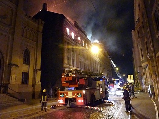 Vīlandes ielā 11 ar atklātu liesmu degusi daudzstāvu māja.