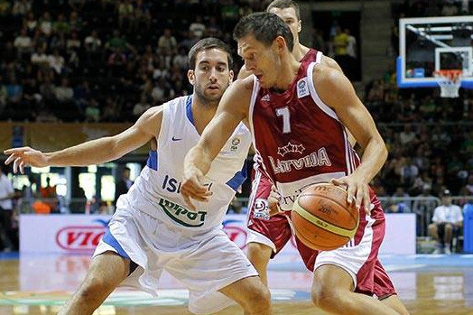 Latvijas basketbola izlases kapteinis Jānis Blūms izceļ neizcīnītās atlēkušās bumbas zem sava groza un neiemestos soda metienus.