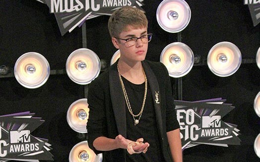 Джастин Бибер, несмотря на невысокий рост, очень любит поиграть в баскетбол