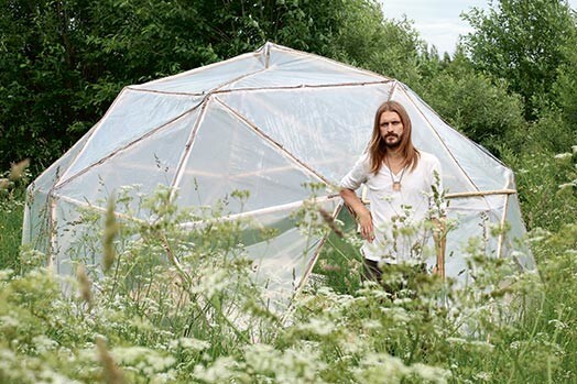 “Mēs dzīvojam vienreiz lietojamā sabiedrībā, kas ir iezombēta nepārtraukti tērēt un mainīt – blenderus, apavus, traukus, vīrus un sievas,” saka Kaspars. Viņš rāda, ka dzīvot var citādāk.