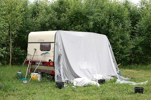 Pirms diviem gadiem Kaspars krūmājiem un maziem kociņiem aizauguša lauka vidū novietoja treileri un apmetās tur uz dzīvi.