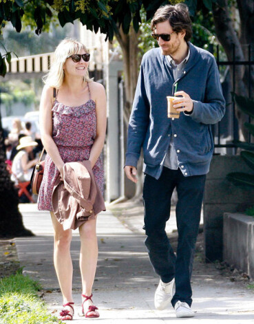 Dansta nu savu mīlas ligzdiņu vij kopā ar mūziķi Džeisonu Bāzelu.