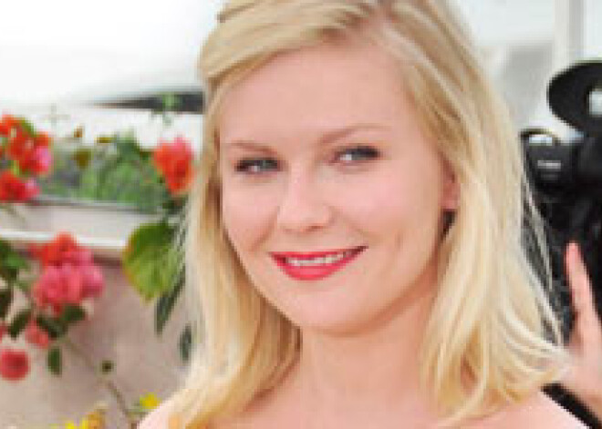 Kirstena Dansta beidzot ir mierā ar saviem zobiem