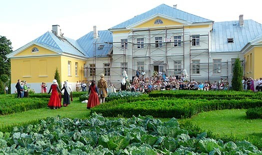 Bruknas muižā jau desmit gadu saimnieko „Kalna svētību kopiena”. Lūk, Renesanses dārzs, kurā apstādījumus veido nevis no ziediem, bet gan no garšaugiem un pat kāpostiem.