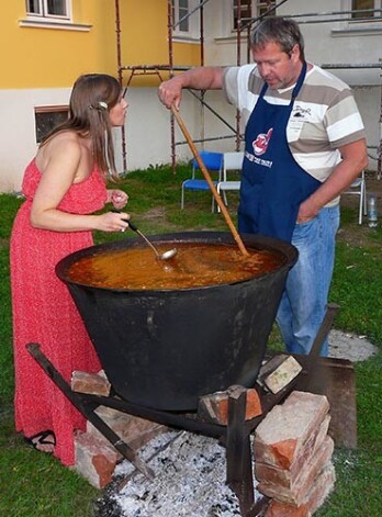 Svētku viesus gaida kārtīga zupa ar aitas gaļu. Sigita nogaršo, lai, kad mācītājs aicinās uz maltīti, viss būtu kā nākas.
