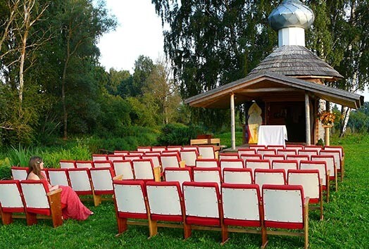 Mazo lūgšanu namiņu uzcēluši kādreizējie cietumnieki. Zāģējot malku, pie reizes atlikuši kokmateriālus un uzbūvējuši. Sigitai šī ir mīļākā pārdomu vieta. Pie altāra viņa pat aizmigusi un saldi nogulējusi.