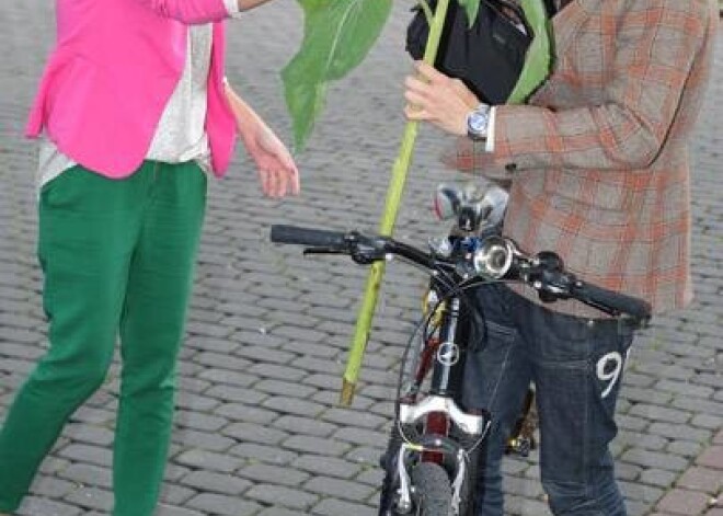 TV raidījuma „SeMs” vadītāji Ketija Dombrovska un Ralfs Upmanis ieradušies sveikt Aiju Andrejevu viņas jaunās mājas lapas aijaandrejeva.lv atklāšanas ballītē.