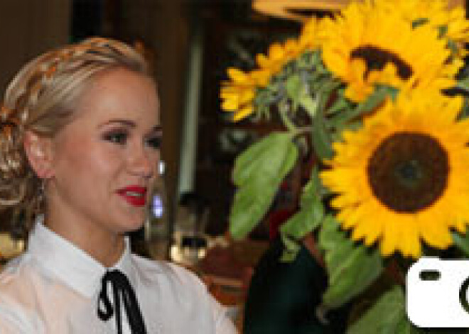 Slavenības ballītē apdāvina Aiju Andrejevu ar saulespuķēm