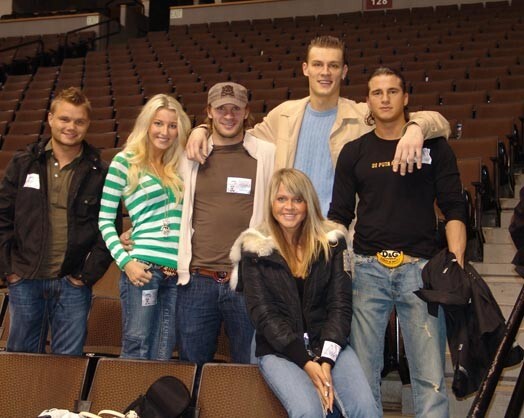 В феврале 2007 года в Денвере (США) после церемонии вручения Карлису Скрастиньшу титула «Железный человек» хоккеиста поздравляют Мартиньш Калниньш с женой Элиной, жена Карлиса Зане, баскетболист Андрис Биедриньш и друг Каспарс Вецпуйсис