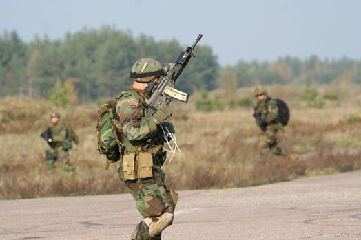 Kopš Latvijas armija atteikusies no obligātā militārā dienesta, no tās četrarpus gadu laikā atvaļinājušies par vairākiem simtiem vairāk karavīru nekā rekrutējušies.