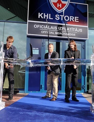 KHL oficiālā atribūtikas veikala atklāšana notika 24. augustā „Latvijas dzlezceļa” kausa, kurā triumfēja „Lokomotiv” laikā.